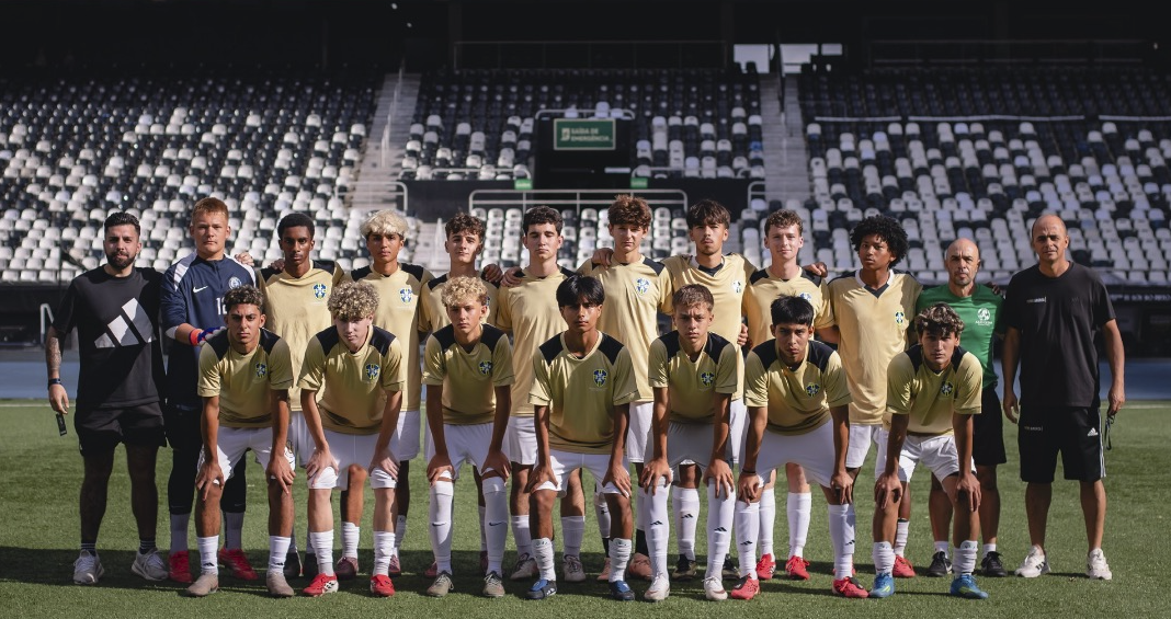 The full squad and staff lined up for a team photo in a Brazilian stadium